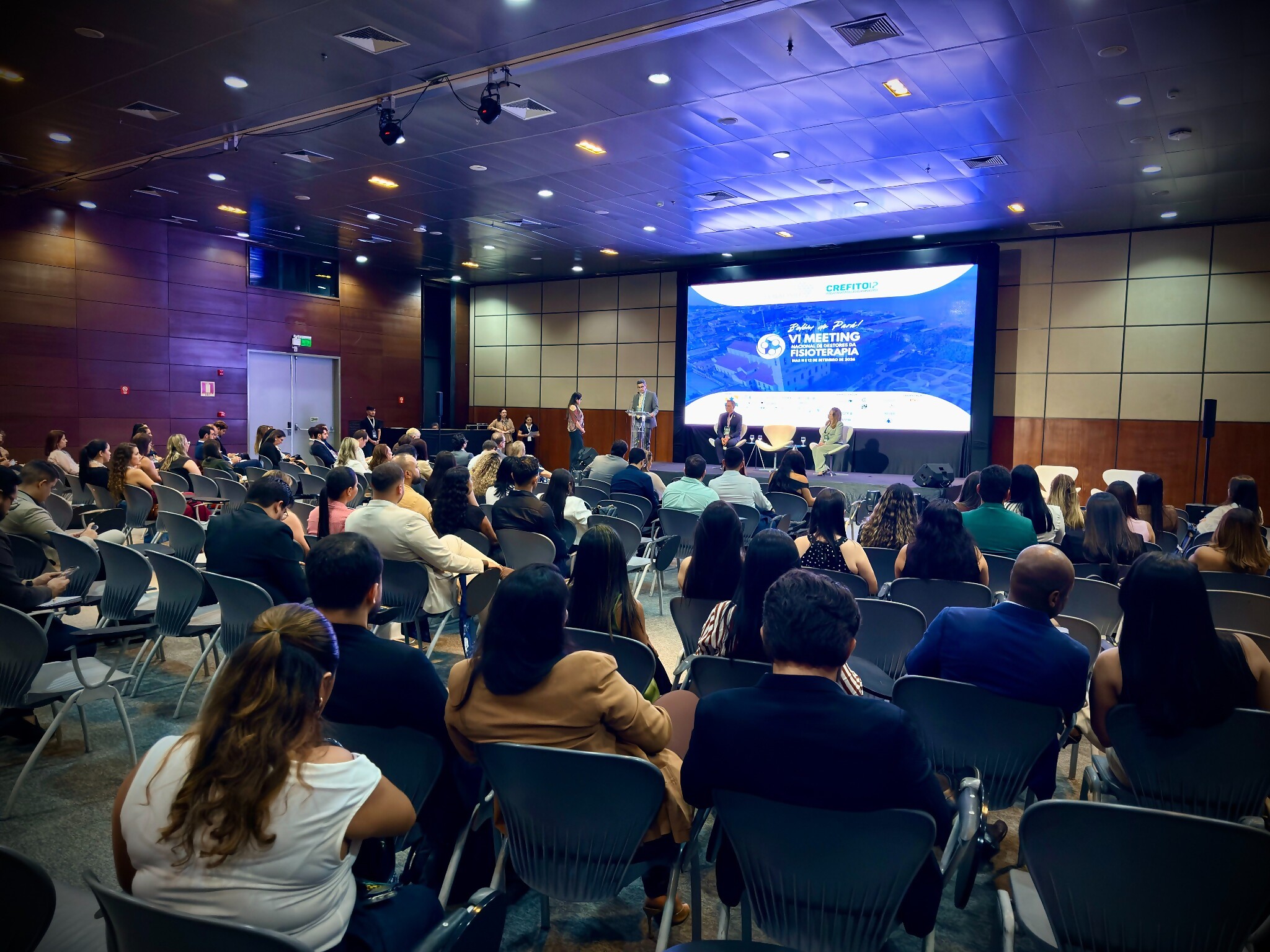 Público acompanha palestra no VI Meeting Nacional da FENAFISIO em Belém