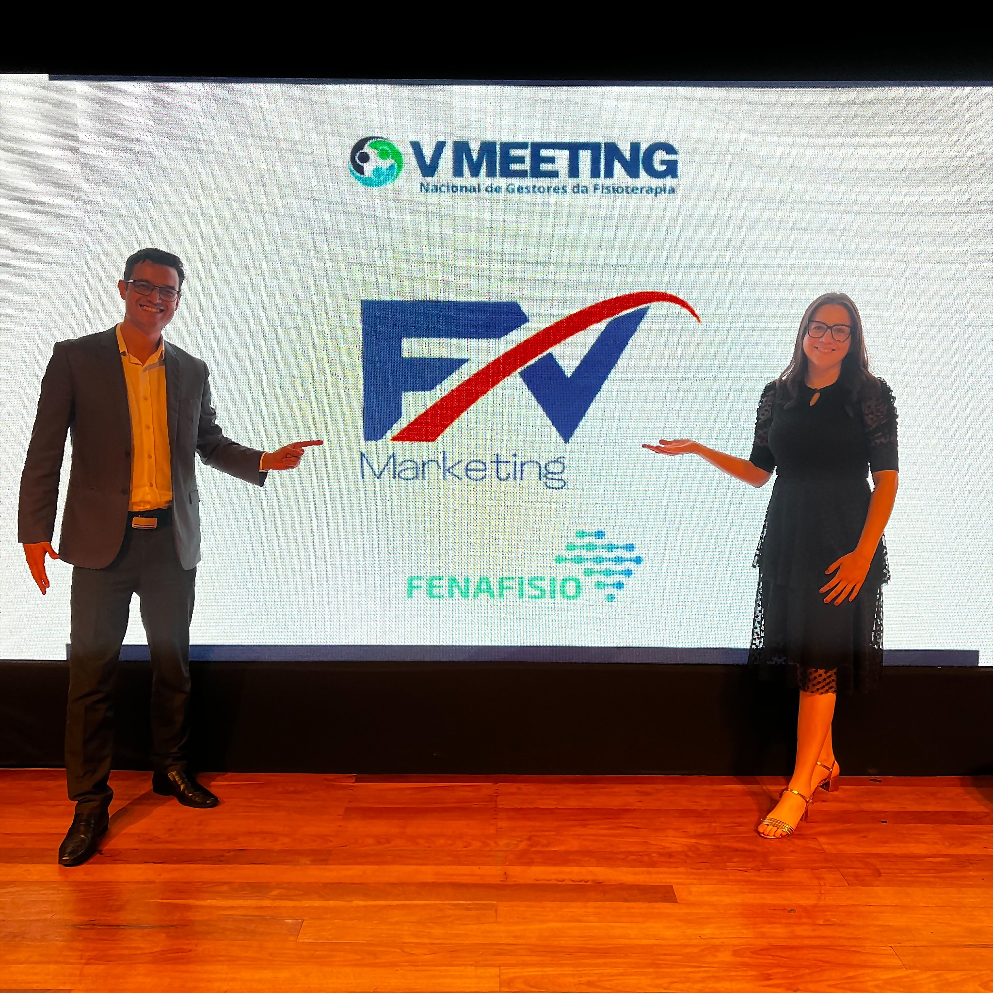Félix e Vânia apresentam a marca FV Marketing em um evento, registro real da equipe